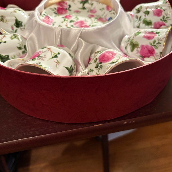Tea cups and saucers set - Picture 3 of 8